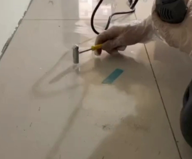 莎车瓷砖开裂维修公司专业分享瓷砖在铺贴前如果没有沥干水分，将会导致以下问题